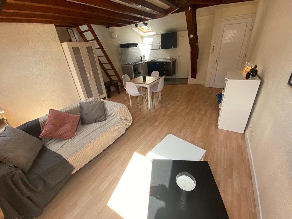 L'autunette au quartier historique d'Autun Extérieur photo