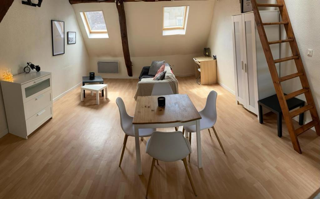 L'autunette au quartier historique d'Autun Extérieur photo
